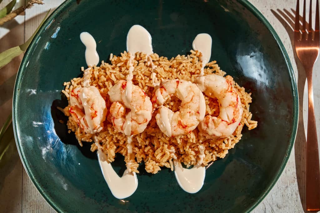 Beirut Alameda: En la elegante zona de la Alameda, este local es ideal para una cena romántica o una comida de negocios. El ambiente es más tranquilo y sofisticado, y el servicio es impecable. Aquí puedes disfrutar de la autenticidad de la comida libanesa en un entorno más íntimo. Beirut Aragón: Cerca del estadio de fútbol y de la zona universitaria, este es el lugar perfecto para ir con grupos grandes. Con un espacio amplio y una atmósfera vibrante, es ideal para celebraciones o simplemente para disfrutar de una comida generosa con amigos. Take away o reserva online con descuento Si tu primera vez con la comida libanesa prefieres que sea en la comodidad de tu casa, los restaurantes Beirut ofrecen la opción de take away. Puedes pedir tus platos favoritos y disfrutarlos con total tranquilidad. Sin embargo, para una experiencia completa, te recomendamos que reserves online en uno de sus locales. Muchos restaurantes ofrecen descuentos especiales por reservar a través de su página web, lo que te permite disfrutar de la mejor comida libanesa de Valencia a un precio más asequible. Es una oportunidad perfecta para adentrarse en este mundo de sabores de una forma segura y económica. La comida libanesa es un festín para el alma. Su enfoque en la frescura, la salud y la convivencia la convierte en una de las cocinas más atractivas del mundo. Ahora que tienes las herramientas para navegar por su carta, ¿te animas a probarla por primera vez?